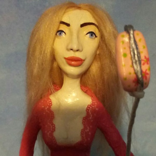 papier mâché, insta girl, marionnette, poupée d’auteur, sculpture