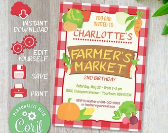Pode incluir: Um convite em xadrez vermelho e branco para um segundo aniversário. O convite apresenta uma placa de madeira que diz "Charlotte's Farmer's Market" com uma variedade de vegetais e frutas ao redor. O texto do convite diz "Você está convidado para o Charlotte's Farmer's Market 2º aniversário Sábado, 22 de maio - das 14h às 17h 9876 Thompson Avenue - Yourtown, USA 01234 RSVP para Heather no 001-002-0003 ou heather@youremail.com"