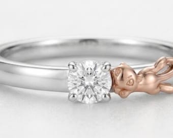 Op maat gemaakt voor Liz: een tweekleurige Mew-ring van 925 zilver en een bijpassende Pokéball-ring voor haar verloofde.