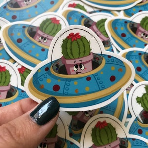 Pegatina de vinilo de nave espacial alienígena Happy Cactus