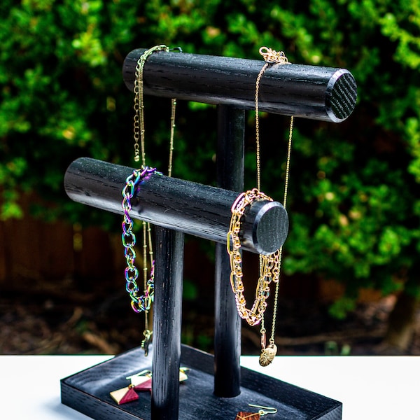 Support à bijoux élégant en bois de chêne noir. Organisez et présentez des colliers, des bracelets et des montres. Le fond de la vaisselle peut contenir des bagues et des boucles d'oreilles. Porte-bracelet