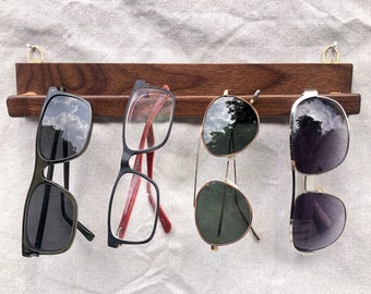 L'organisateur de lunettes suspendu en noyer peut contenir 4 paires de lunettes de soleil, de lunettes ou de lecteurs. Rangement et présentation pratiques et faits à la main