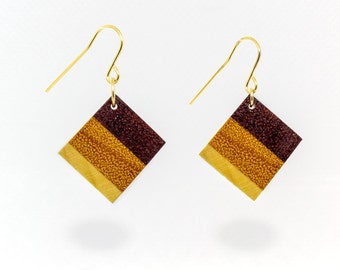 Boucles d’oreilles en bois, légères tricolores, bijoux boho fête des Mères, couches de padauk, coeur jaune et érable, pend sur des fils d’oreille remplis d’or