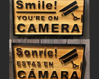 Panneau de sécurité : « Smile You're on Camera » « Sonríe Estas En Cámara » en anglais ou en espagnol. Cadeaux pour l'immobilier ou les acheteurs de maison. Cèdre résistant aux intempéries