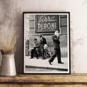 Impresión digital de Hombres en una calle de Nápoles - Póster fotográfico vintage de Italia - Decoración de bar antigua - Póster en lienzo - Decoración de bar - Papel pintado de cafetería