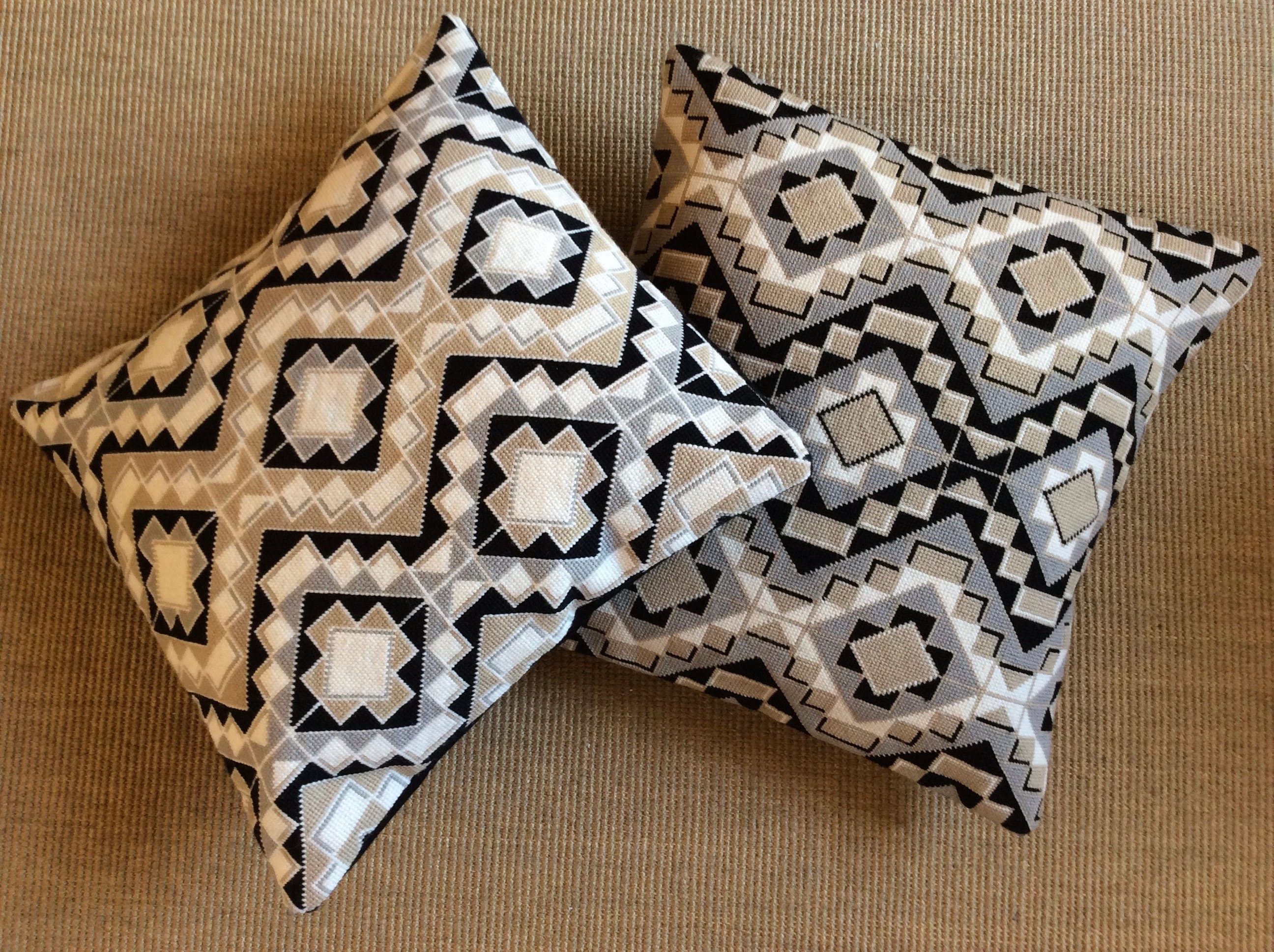 Coussins Aux Petits Points Tiles