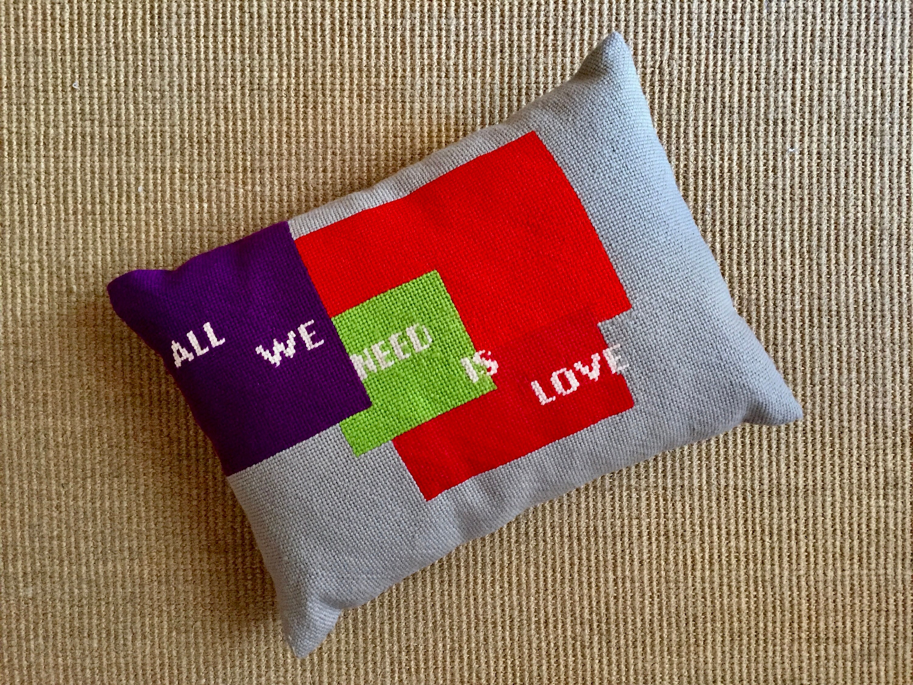 Coussin Aux Petits Points All We Need Is Love