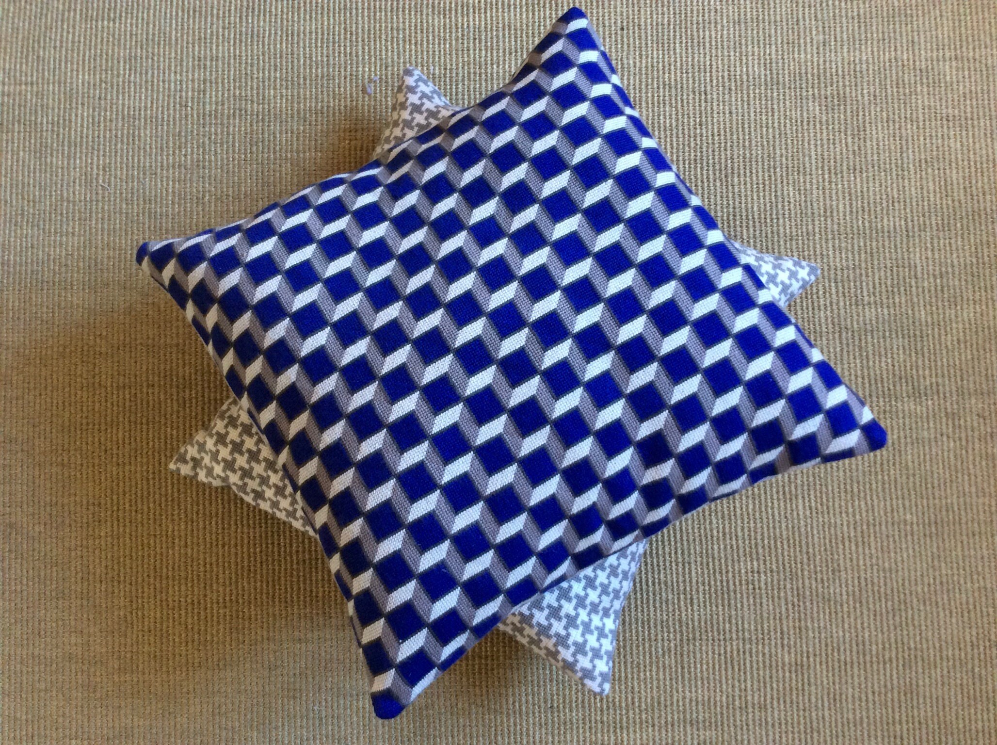 Coussin Aux Petits Points Relief