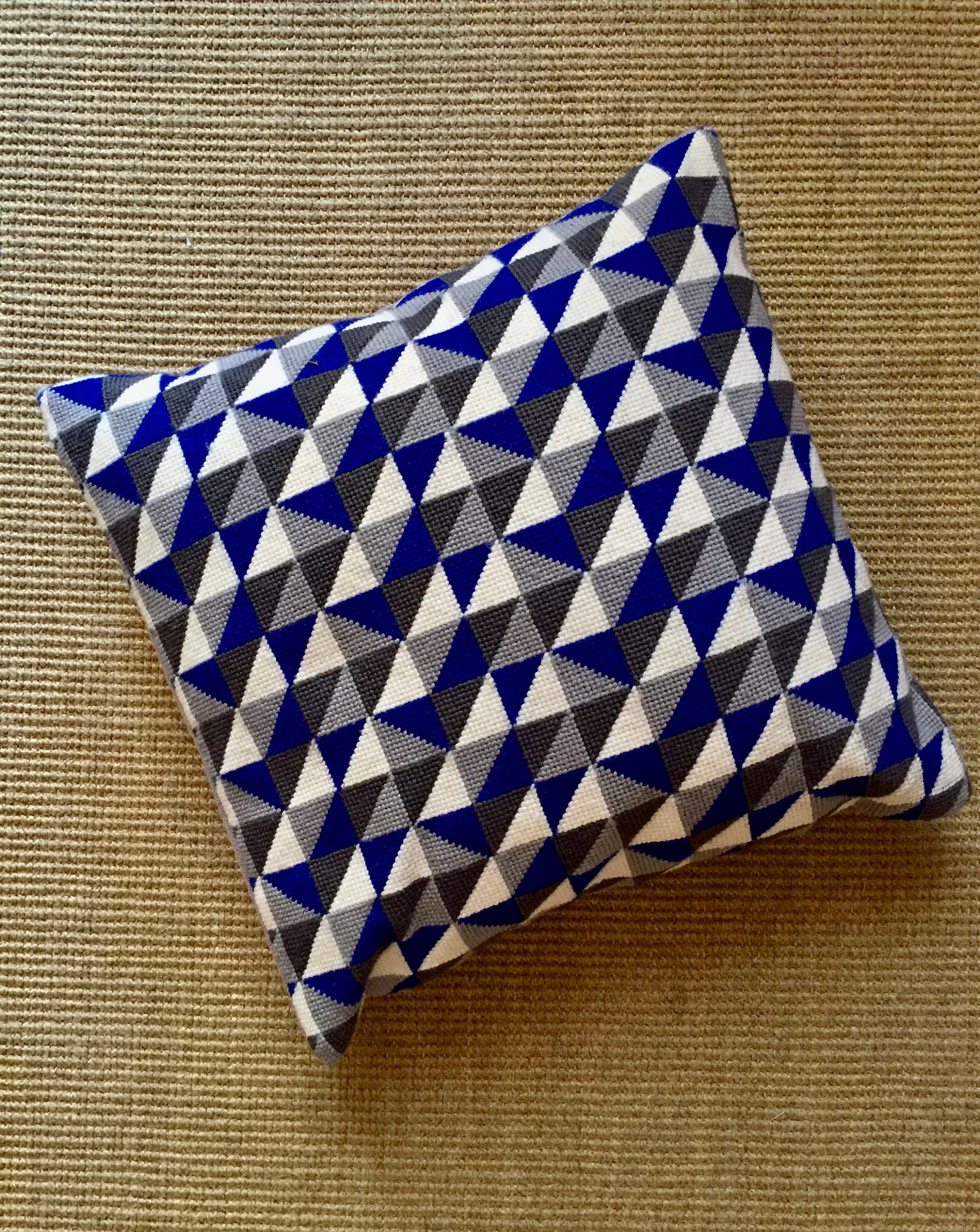 Coussin Aux Petits Points Triangle