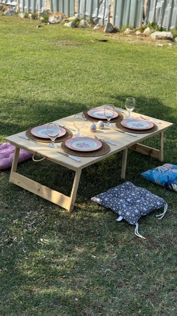 Handgefertigter Klapptisch aus Holz – Tragbarer Picknicktisch – Boho Camp Tisch – Faltbarer niedriger Sitztisch für Outdoor, Zuhause, Geburtstag und Events