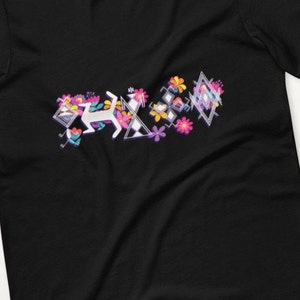 Camiseta con motivos de tatuajes amazigh y diseño tifinagh.