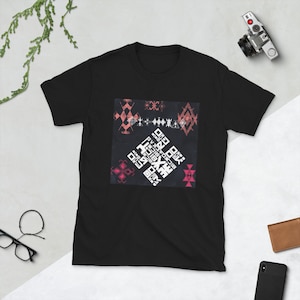 Camiseta con motivos de tatuajes amazigh y diseño moderno tifinagh.