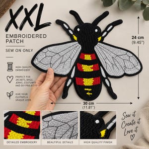 Peut inclure: Un écusson brodé XXL en forme d'abeille avec un corps noir à rayures jaunes et rouges, et des ailes gris clair aux contours noirs. L'écusson mesure 24 cm sur 30 cm. Le texte indique XXL EMBROIDERED PATCH SEW ON ONLY et Sew it Create it Love it.