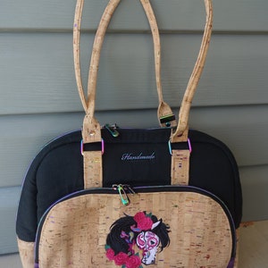 Bolso Bowler con carrusel de caballos bordado de caballos Hardware arcoíris Cráneo de corcho iridiscente púrpura
