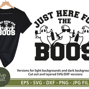 Könnte beinhalten: Ein schwarzes T-Shirt mit einem weißen Design, das "Just here for the boos" mit drei Geistern, die Weingläser halten, sagt. Das Design enthält auch den Text "Olive & salt." und "EPS - SVG - DXF - PNG - JPG FILES".