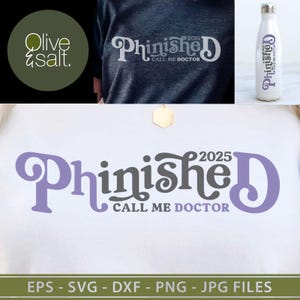 Puede incluir: Una camiseta blanca con un diseño morado y gris que dice "Phinished 2025 Call Me Doctor".