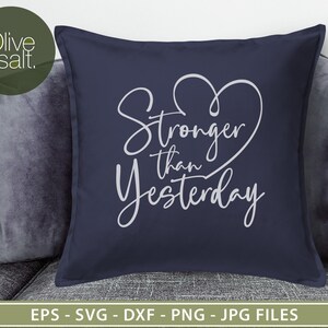 Pu&ograve; includere: Un cuscino blu navy con testo bianco che recita "Stronger than Yesterday" e una forma di cuore sopra il testo.