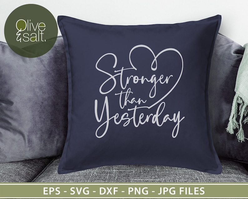Pu&ograve; includere: Un cuscino blu navy con testo bianco che recita "Stronger than Yesterday" e una forma di cuore sopra il testo.