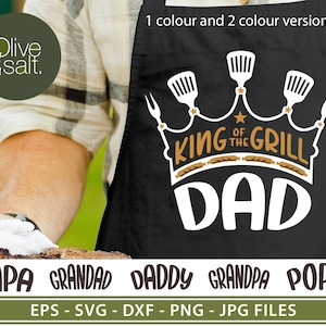 Może przedstawiać: Czarny fartuch z białym wzorem, na którym widnieje napis "King of the Grill Dad" z koroną i narzędziami do grillowania. Pod fartuchem znajduje się tekst "Papa, Grandad, Daddy, Grandpa, Pops", a także tekst "EPS - SVG - DXF - PNG - JPG Files".