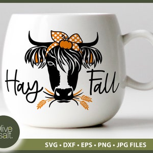Puede incluir: Taza de cer&aacute;mica blanca con una ilustraci&oacute;n en blanco y negro de una vaca con un lazo de lunares. El texto "Hay Fall" est&aacute; escrito en cursiva negra en la taza.