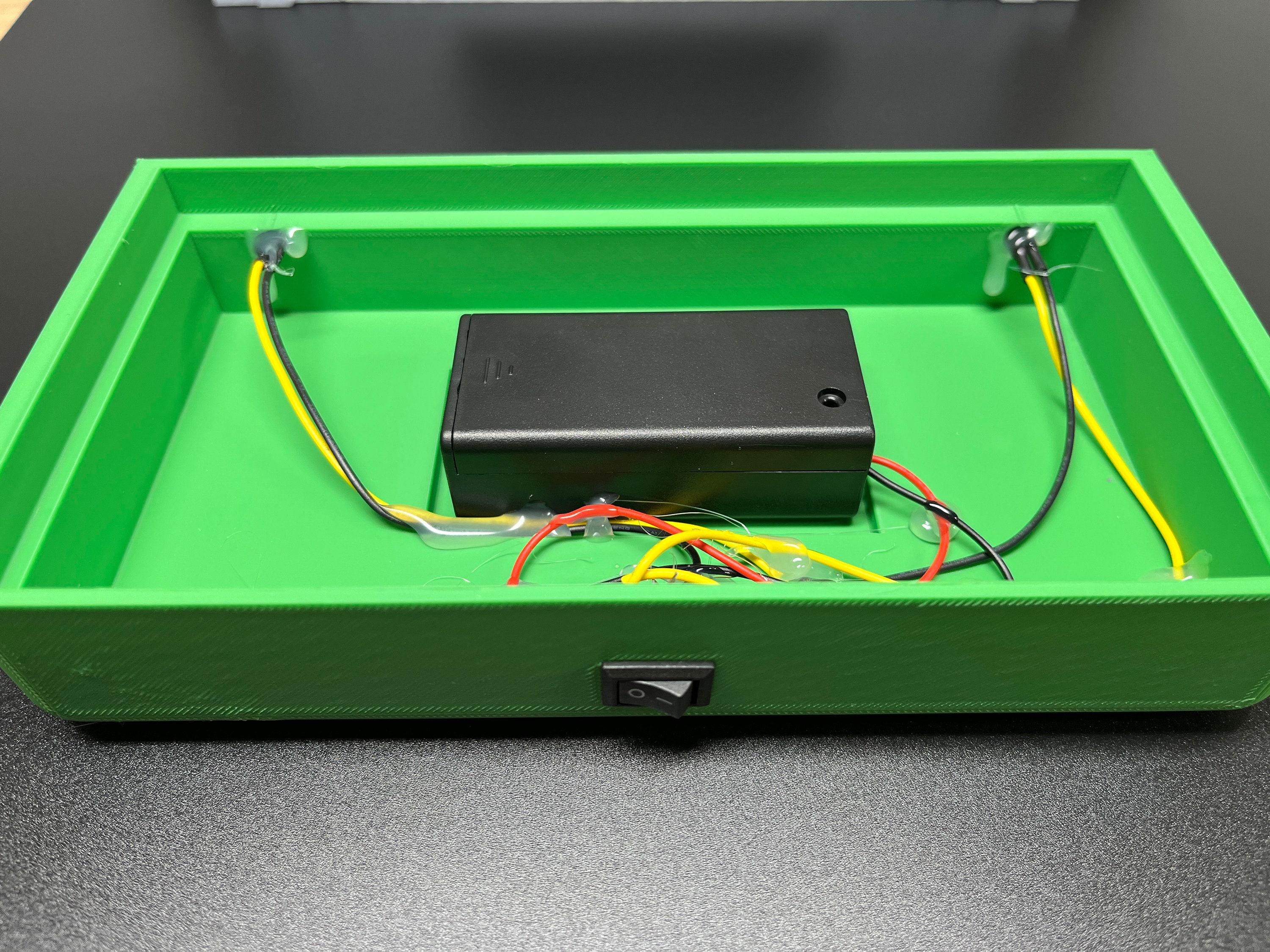 ペッパーズゴースト効果と点滅するLEDライトを備えた、お化け屋敷風
