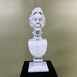 Haunted Mansion Dread Familie Büste und Sockel - &quot;&quot;Cousine Maude&quot;&quot;&quot;