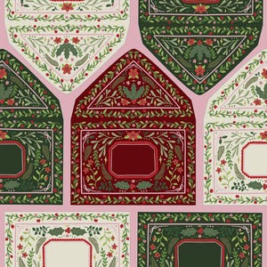Op de afbeelding: Een herhalend patroon van decoratieve enveloppen in tinten rood, groen en crème, versierd met bloemen- en bladmotieven. Elke envelop heeft een centrale rechthoekige ruimte tegen een zachtroze achtergrond.
