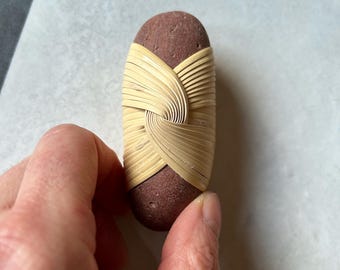 Piedra de meditación envuelta a mano, arte rupestre de la costa escocesa,