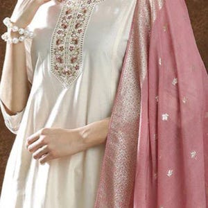 Conjunto de salwar kameez de lujo de algodón bordado en color rosa roto de Chanderi para eventos indios.