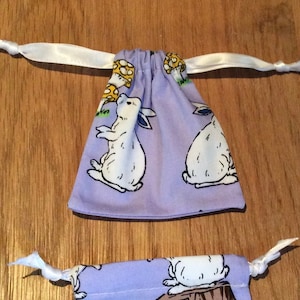 Petit sac cadeau bleu bébé en coton à imprimé lapins de Pâques.  Sac cadeau. Pochette cadeau bijoux. Sac cadeau réutilisable. Sac cadeau en coton. Sac cadeau pour bébé.