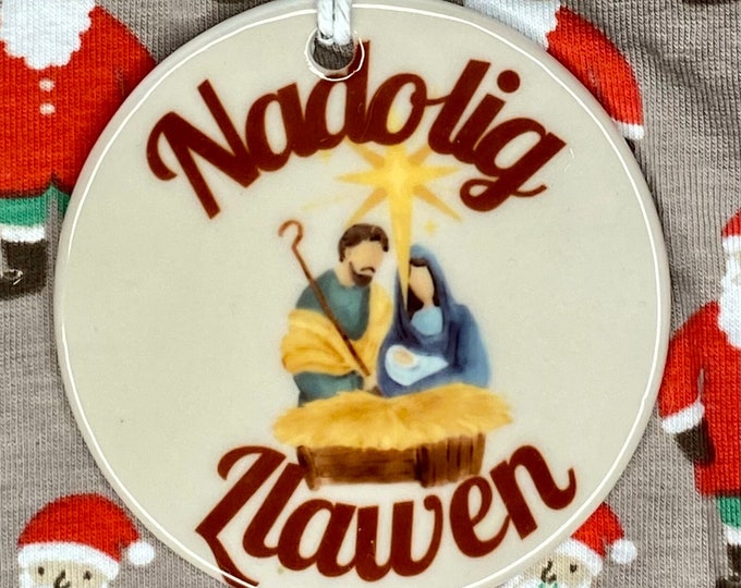 Addurn seramig i’w hongian ar goedenNadolig efo dyluniad ‘Nadolig Llawen’ ceramic hanging tree decoration