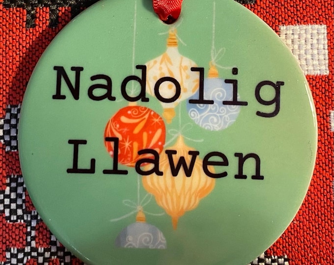 Addurn seramig i’w hongian ar goedenNadolig efo dyluniad ‘Nadolig Llawen’ ceramic hanging tree decoration