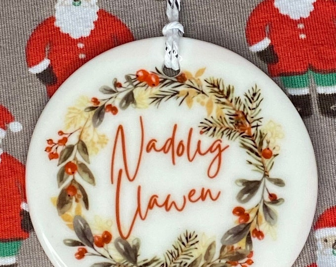 Addurn seramig i’w hongian ar goedenNadolig efo dyluniad ‘Nadolig Llawen’ ceramic hanging tree decoration