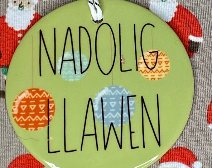 Addurn seramig i’w hongian ar goedenNadolig efo dyluniad ‘Nadolig Llawen’ ceramic hanging tree decoration