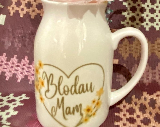 Jŵg blodau Mam / blodau Nain/Mamgu - Welsh Mam’s flowers jug. 450ml capacity.