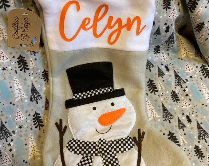 Personalised hanging Christmas stocking / Hosan Nadolig wedi personaleiddio yn barod i’w hongian.