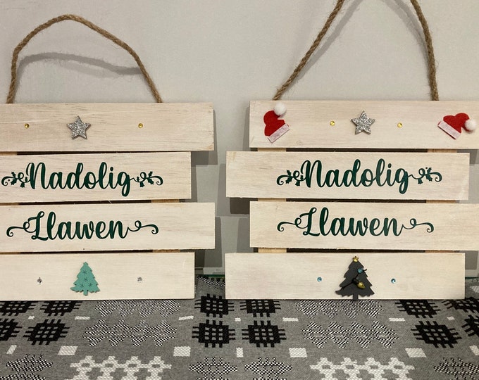 Plac Pren Nadolig Llawen i’w hongian / Nadolig Llawen or Merry Christmas wooden wall hanging