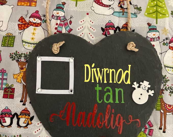 Llechen cyfri lawr i Nadolig/ Countdown to Christmas slate heart with chalk. Advent slate