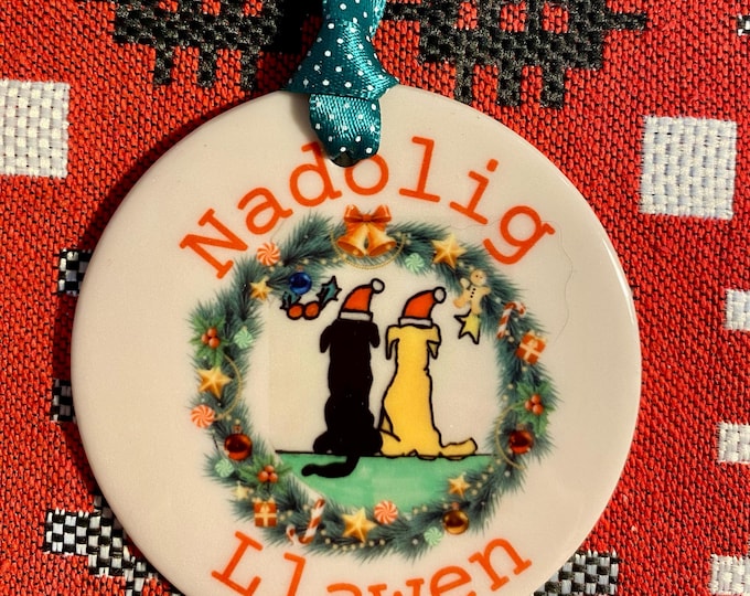 Addurn seramig i’w hongian ar goedenNadolig efo dyluniad ‘Nadolig Llawen’ ceramic hanging tree decoration