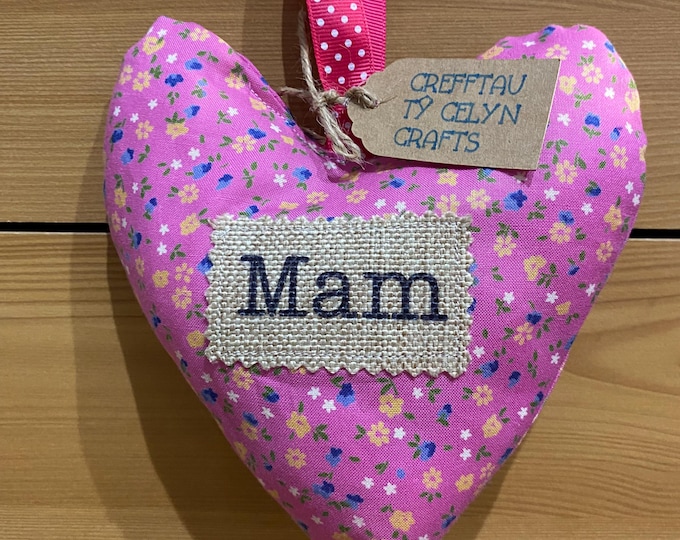 Calon ffabrg i’w hongian efo’r gair  ‘MAM’ a arogl lafant ffres