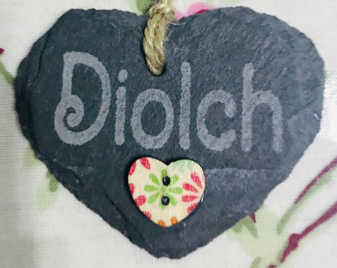 Llechen bach ‘Diolch’ mewn siap calon (yn barod i’w hongian) / Small ‘Diolch’ (Thank you) Slate Heart. Ideal teacher gift / Rhodd i athrawon