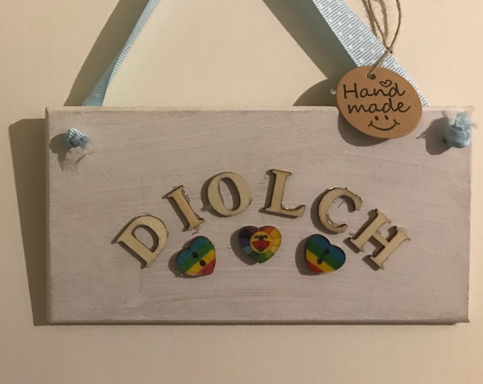 Plac pren “Diolch” yn barod i hongian