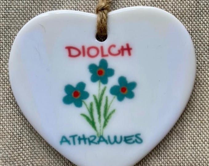 Calon/Cylch'Seren seramig i’w hongian, efo dyluniad ‘Diolch’ neu ‘Diolch athrawes ‘. Welsh thank you ceramic gift.