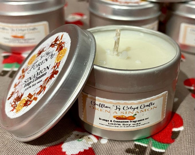 Cannwyll 'Oren a Sinamon' mewn tin wedi eu neud a llaw yma un Tŷ Celyn/'Orange & Cinamon' handpoured candles in al tin