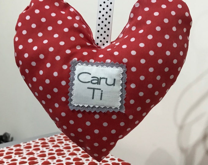 Calon Cariad neu Caru Ti yn barod i hongian, Anrheg ar gyfer Dydd Santes Dwynwen  / Door Hanging Heart with choice of words.Valentines
