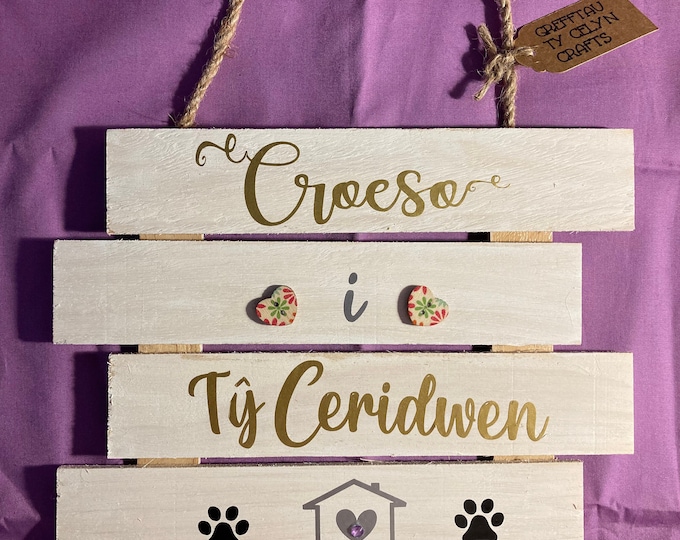 Arwydd pren  ‘Croeso i Tŷ Ni’ hanging wooden sign (Welcome to our home)