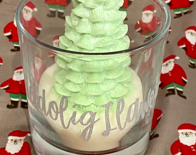 Cannwyll Coeden Nadolig wedi neud a llaw, cwêr naturiol soy ac arogl Nagoligaidd/ Hand poured Christmas tree 100% soy wax &Christmas scent