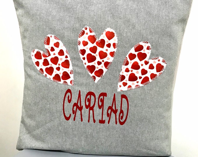 Cariad Cushion ar gyfer Dydd Santes Dwynwen neu Anrheg i rhywyn arbennig/ Ideal valentines gift - Love cushion