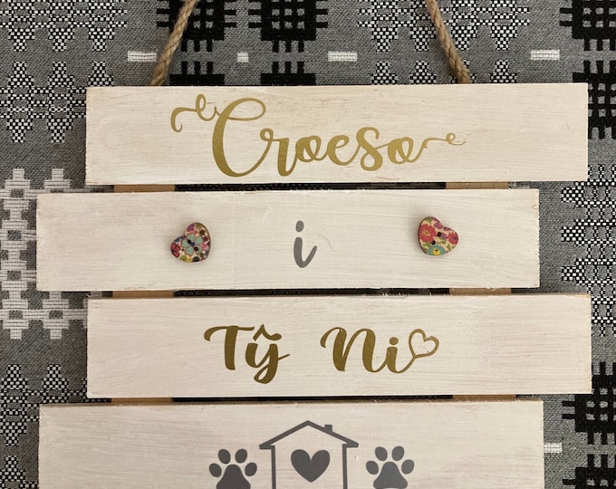Arwydd pren  ‘Croeso i Tŷ Ni’ hanging wooden sign (Welcome to our home)
