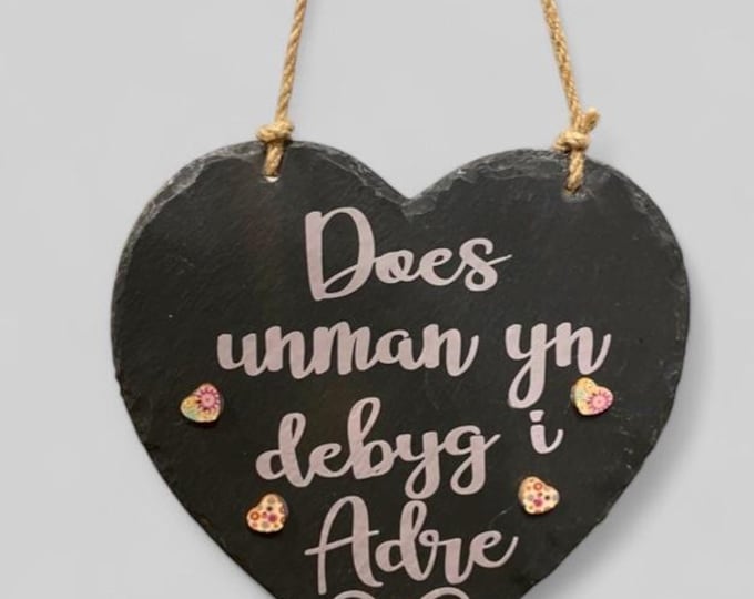 Llechen hongian ‘Does unman yn debyg i adre’ / Welsh home hanging slate. Ideal Welsh gift